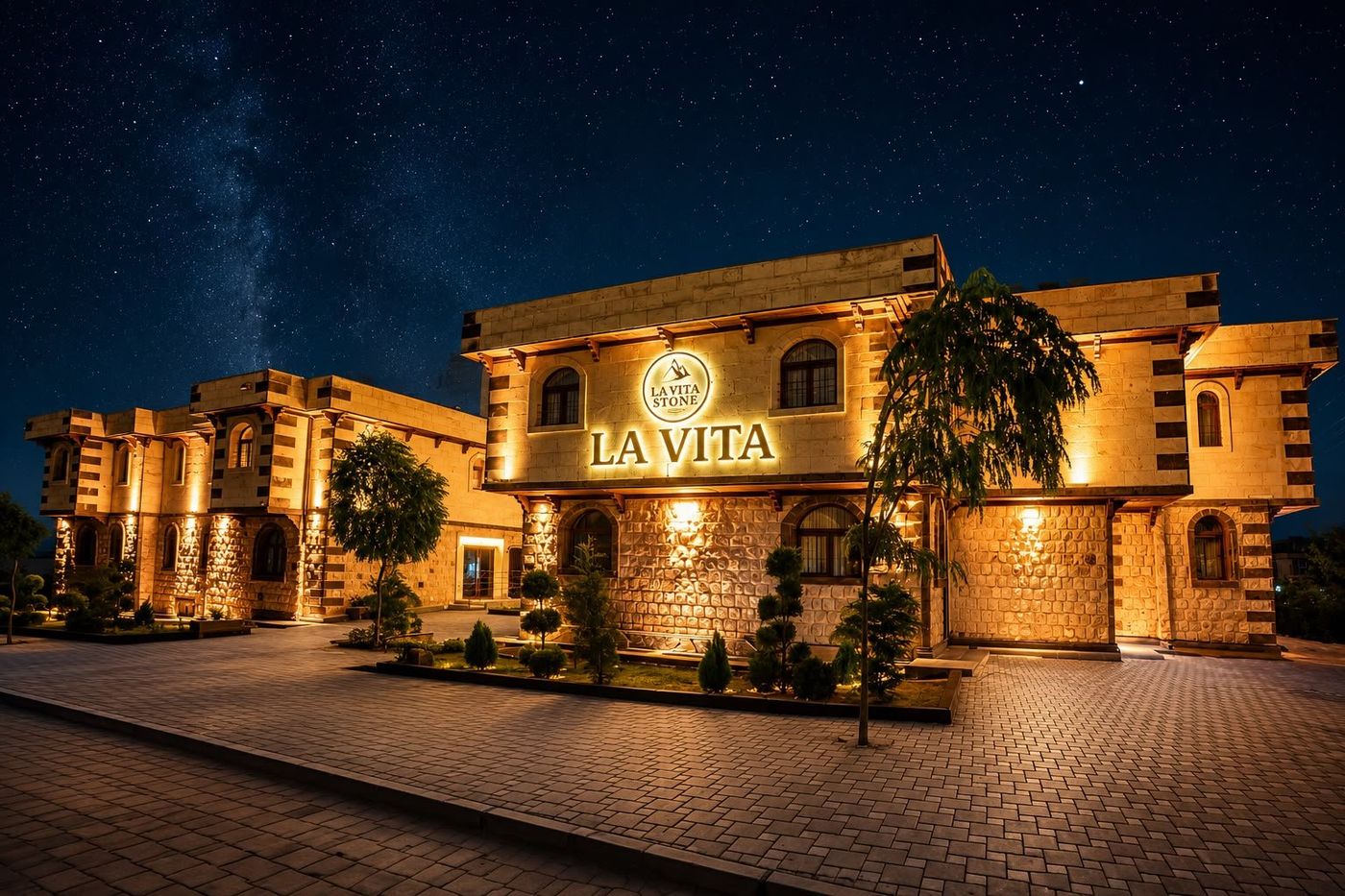 Yıldızlı gecede otel cephesi
